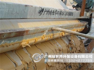 高嶺土帶式壓濾機(jī)現(xiàn)場壓濾效果圖