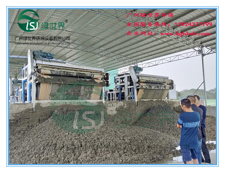 壓濾機(jī)出污泥效果012_副本.jpg